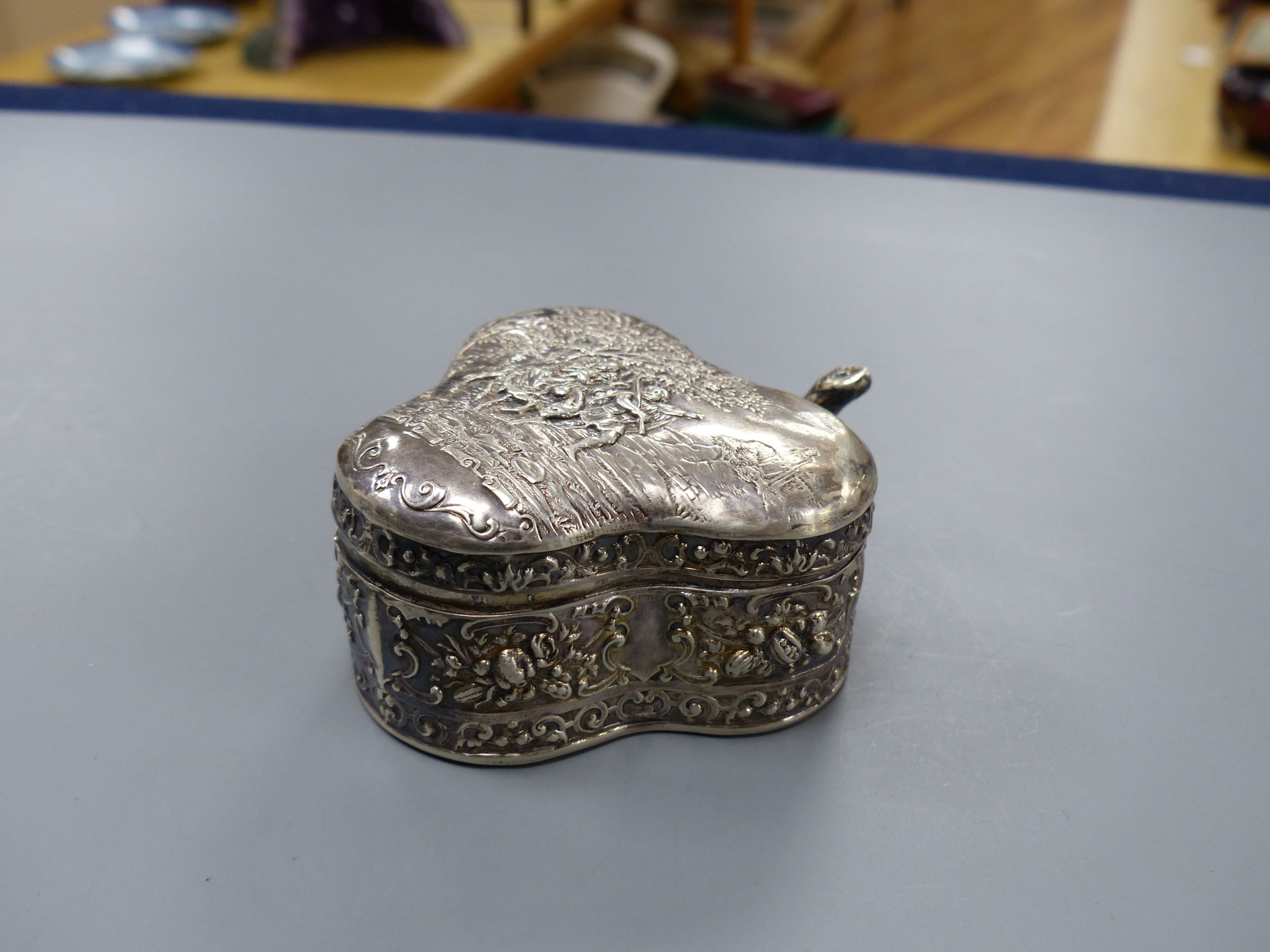 A late Victorian embossed silver clover leaf shaped trinket box, import marks for Chester, 1899, 89mm